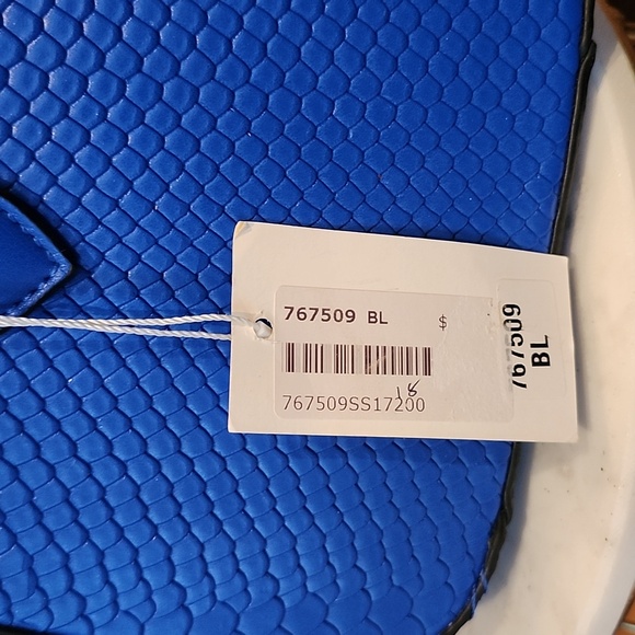 Elegant Blue Crocodile-Embossed Women's Handbag - Picture 8 of 8